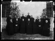 Ripresa in esterno. Ritratto di gruppo di 15 ecclesiastici e due donne