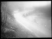 Ripresa in esterno. Ponte a pietra, insegna con l'iscrizione 