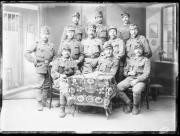 Ripresa in studio. Ritratto di gruppo di soldati in uniforme