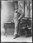 Ripresa in studio. Ritratto di un uomo in uniforme