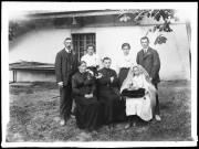 Ripresa in esterno. Ritratto di gruppo, festeggiamento per l'ordinazione sacerdotale, uomini, donne e bambini