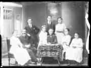 Ripresa in studio. Ritratto di gruppo di tre uomini e sei donne