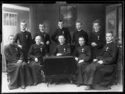 Ripresa in studio. Ritratto di gruppo di 10 ecclesiastici