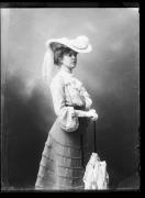 Ripresa in studio. Ritratto di una in piedi