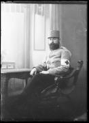 Ripresa in studio. Ritratto di un sanitario seduto in uniforme