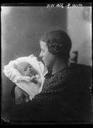 Ripresa in studio. Ritratto di gruppo di una donna con un bimbo; Ida Waldmüller (1904-1993) con la sua sorella Elisabeth (1919-2010) da tre mesi, il loro padre è il fotografo Hermann Waldmüller