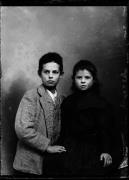 Ripresa in studio. Ritratto di gruppo di un bambino e una bambina