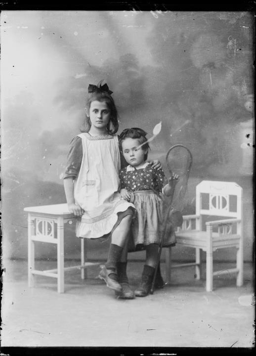 Studioaufnahme. Gruppenporträt zweier Mädchen: Margareth (Greti, 1905-1998) und ihre Schwester Anna (Nanni, 1913-1986), Töchter des Fotografen Hermann Waldmüller