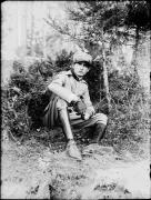 Ripresa in esterno. Ritratto di un uomo in uniforme seduto in un bosco