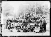 Ripresa in esterno. Ritratto di gruppo di molte persone in un vigneto con cesti di uva