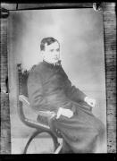 Riproduzione di un ritratto: un uomo è seduto su una sedia vestito con un abito: Padre Anton Silbernagl, fratello di Anna, moglie del fotografo Hermann Waldmüller