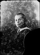 Ripresa interno. Ritratto di un bambino: Kurt Waldmüller (1908-1974), figlio del fotografo Hermann Waldmüller