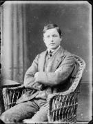 Ripresa interno. Ritratto di un uomo su una sedia