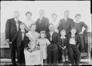 Ripresa in esterno. Ritratto di gruppo di più persone davanti ad un recinto