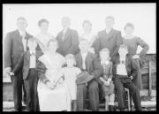 Ripresa esterno. Ritratto di gruppo di più persone davanti a un recinto