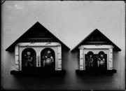 Ripresa di un oggetto. Ripresa di due casette in legno con figure