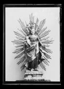 Ripresa di oggetto. Statua della Santa Maria con il bambino