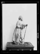 Ripresa di oggetto. Statua di un uomo con una brocca e un bastone. Ai suoi piedi c´e´un bambino