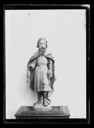 Ripresa oggetto. Statua di un uomo in piedi con un libro e una mano mancante