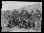 Ripresa in esterno. Ritratto di gruppo di giovani nel bosco