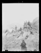 Ripresa in esterno. Ritratto di gruppo di giovani. Al basso l'ombra del fotografo e della sua fotocamera