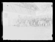 Ripresa in esterno. Ritratto di gruppo di giovani davanti a una casa