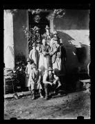 Ripresa in esterno. Ritratto di gruppo: donna, uomo e giovani davanti a una casa