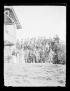 Ripresa in esterno. Ritratto di giovani e adulti vicino a una casa