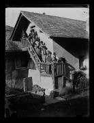 Ripresa in esterno. Ritratto di gruppo di giovani sulle scale di una casa