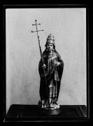 Ripresa oggetto. Statua di un uomo in piedi con un bastone