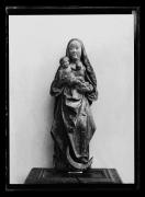 Ripresa oggetto. Statua della Santa Maria con un bambino