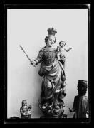 Ripresa di un oggetto. Tre statue. La statua più grossa si trova in centro e ha un bambino e uno scettro. Una statua porta un bambino. Un altra statua