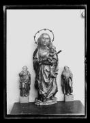 Ripresa di un oggetto. Rappresentazione di tre statue. In mezzo si trova la madonna con l'aureola e con il bambino. Due rappresentazioni di uomini