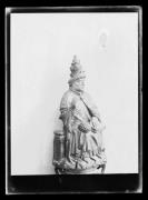 Ripresa di un oggetto. Una statua di un uomo seduto con una corona e un libro