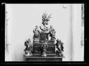 Ripresa oggetto. Sei statue stanno su un piedistallo