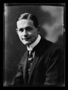 Ripresa interno. Ritratto di un uomo: Hermann Waldmüller (1901-1973), figlio del fotografo Hermann Waldmüller