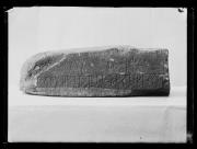 Ripresa di un oggetto. Pietra con iscrizioni retiche