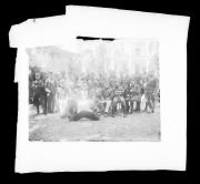 Ripresa in esterno. Ritratto di gruppo di uomini in uniforme e di una monaca del convento