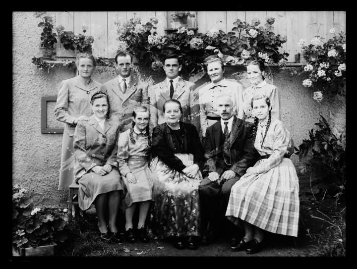 Außenaufnahme. Gruppenporträt von zehn Personen vor einem Gebäude