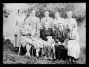 Ripresa in esterno. Ritratto di gruppo di tre uomini e dieci donne davanti ad un albero