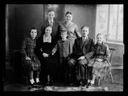 Ripresa interno. Ritratto di gruppo di quattro persone femminili e di tre persone maschili