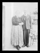 Ripresa in studio. Ritratto di gruppo di una donna ed un uomo con un mazzo di fuori in mano