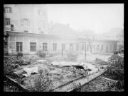 Ripresa in esterno. Edificio con un giardinio