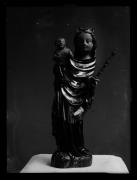 Ripresa di un oggetto. Statua della Santa Maria con il bambino