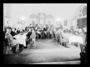 Ripresa interno. Ritratto di gruppo di tante persone sedute. Festa di Giubileo Ammon dei 150 anni