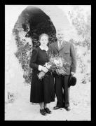 Ripresa in esterno. Ritratto di un uomo e di una donna con un mazzo di fiori