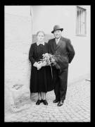 Ripresa in esterno. Ritratto di un uomo ed una donna con un mazzo di fiori