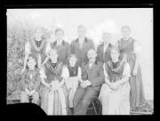 Ripresa in esterno. Ritratto di gruppo di cinque uomini e di cinque donne col vestito tradizionale