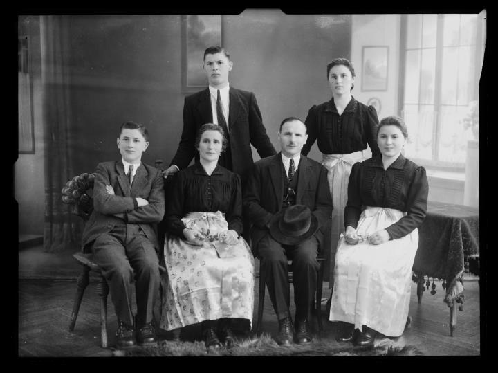 Ripresa in studio. Ritratto di gruppo di tre donne e di tre uomini