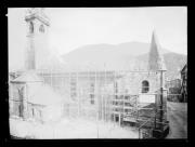 Ripresa in esterno. Ricostruzione del duomo di Bolzano. Sull´impalcatura un cartello con la scritta: 